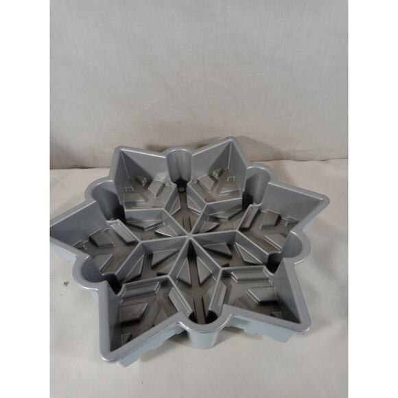 Blue NordicWare Snowflake Pull Apart Pan - Picture 3 of 5